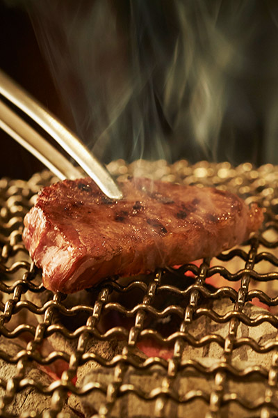 肉を焼く