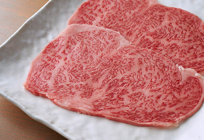 肉を焼く